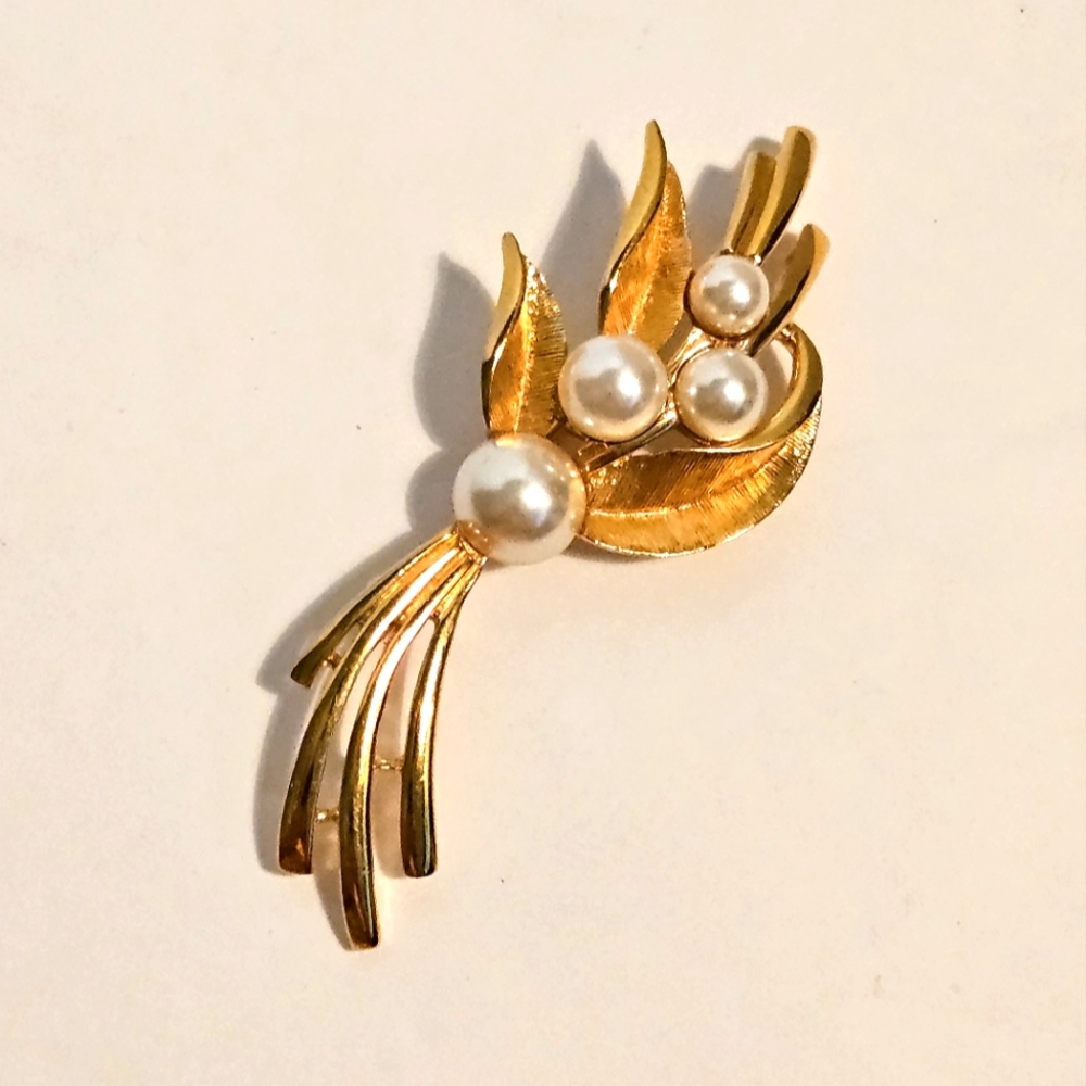 Napier Brooch Vintage Goldtone Leaves & Faux Pearls